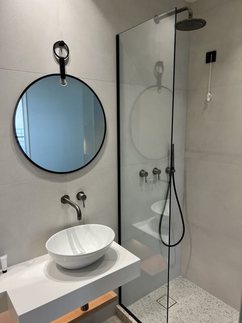 Deluxe Quadruple Room | Bathroom | Free toiletries, hair dryer, towels