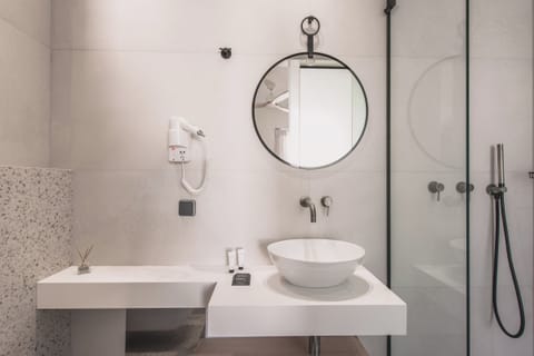 Deluxe Quadruple Room | Bathroom | Free toiletries, hair dryer, towels