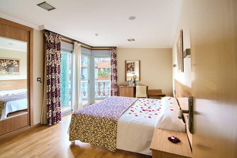 Deluxe Double or Twin Room | In-room safe, desk, laptop workspace, free WiFi