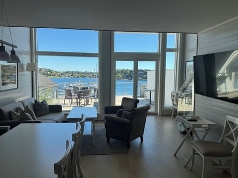 Superior Apartment, Sea View | Living area