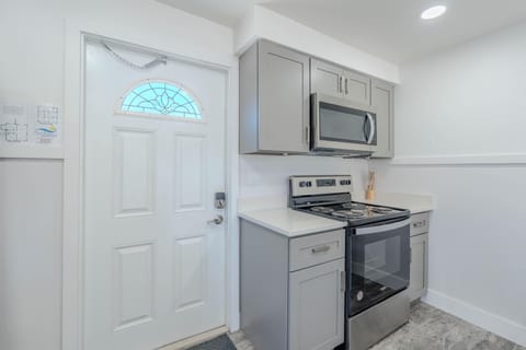 House, 2 Queen Beds (Bonita Aqua) | Private kitchen