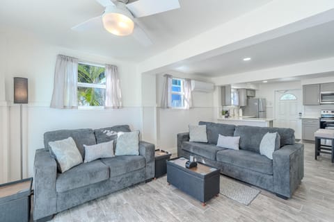 House, 2 Queen Beds (Bonita Aqua) | Living area