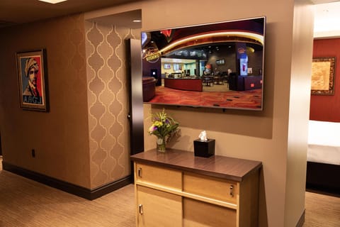 Pillowtop beds, in-room safe, desk, laptop workspace