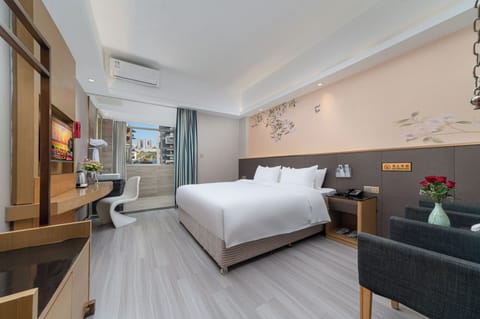 Luxury Double Room, City View | Desk, laptop workspace, blackout drapes, soundproofing