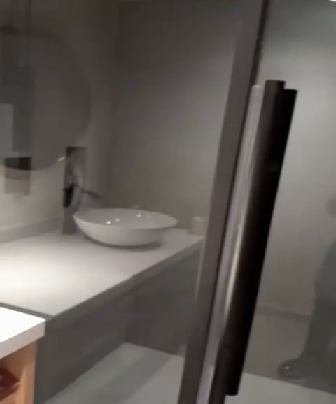 Luxury Studio | Bathroom | Combined shower/tub, free toiletries, hair dryer, towels