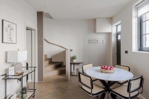 House, Multiple Beds, Kitchen, City View (Huntsworth Mews 5) | Dining