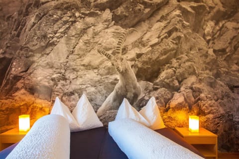 Desk, soundproofing, free WiFi, bed sheets