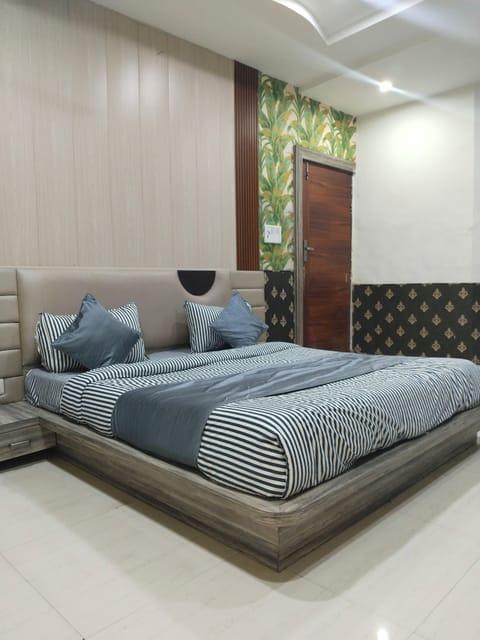 Deluxe Room | Iron/ironing board, free WiFi