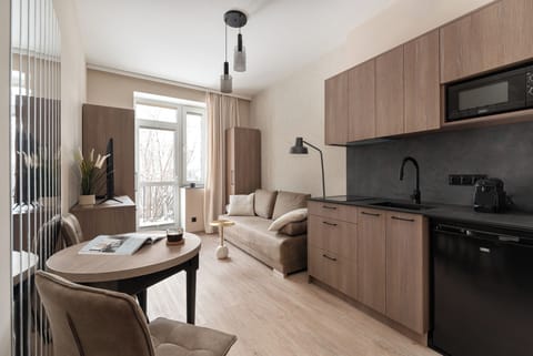 Deluxe Studio Suite, Balcony | Private kitchenette | Fridge, microwave, stovetop, coffee/tea maker