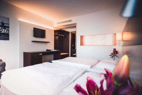 Hypo-allergenic bedding, in-room safe, desk, laptop workspace