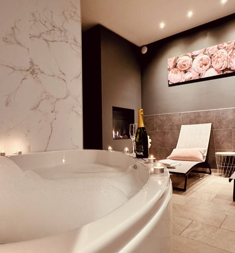 Premium Studio Suite | Free WiFi, bed sheets