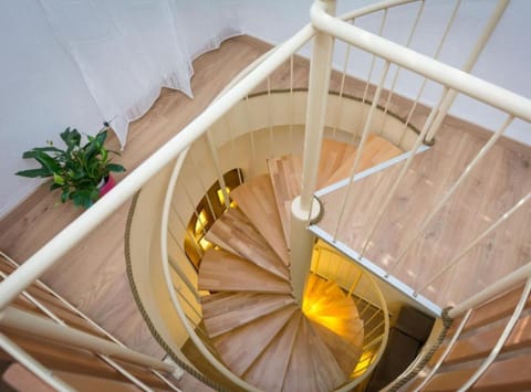 Apartment (One Bedroom Apartment) | Staircase