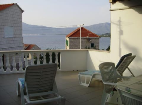 Apartment (One Bedroom Apartment with Sea View a) | Balcony