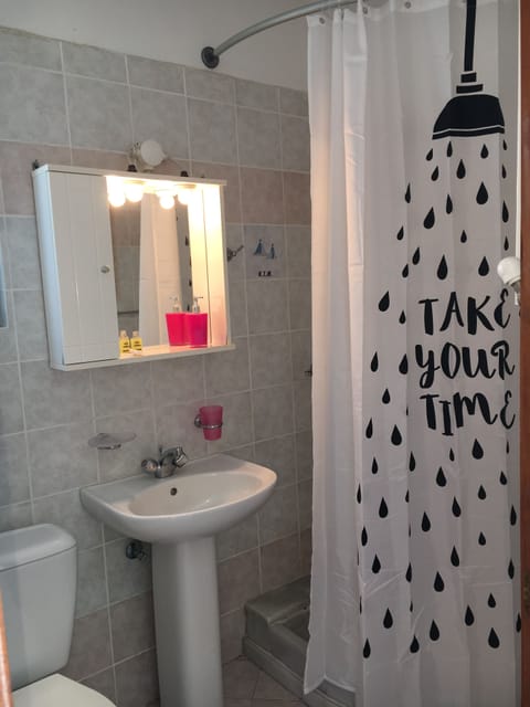 Studio, Sea View | Bathroom | Shower, free toiletries, hair dryer, towels