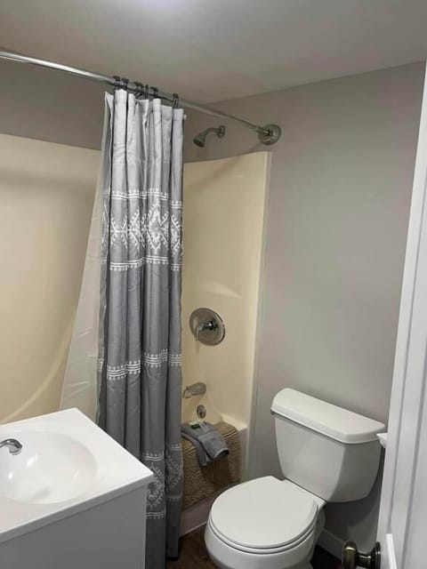 Comfort Quadruple Room, Non Smoking | Bathroom | Combined shower/tub, free toiletries, hair dryer, towels