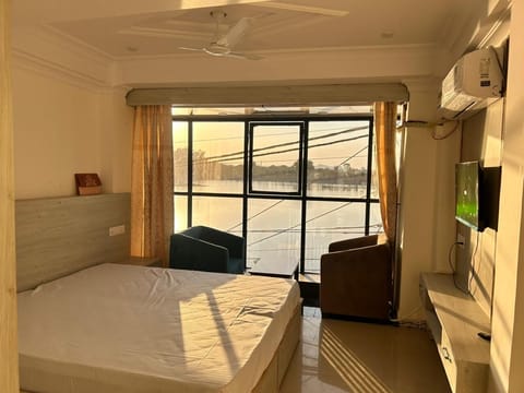 Deluxe Room, Lake View | Desk, laptop workspace, free WiFi