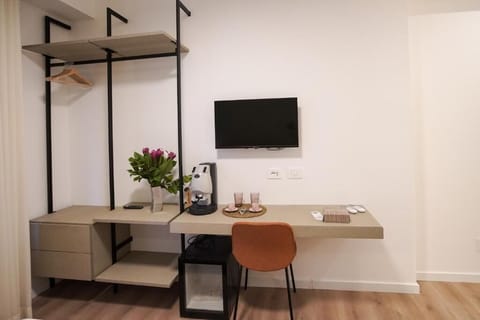 Basic Double Room, Non Smoking, Private Bathroom | Interior