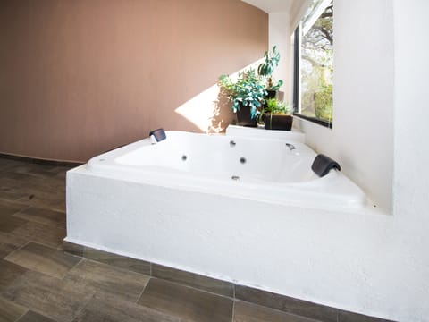 Presidential Suite | Bathroom | Shower, free toiletries, hair dryer, towels