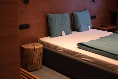 Deluxe Double Room, Mountain View | Desk, laptop workspace, soundproofing