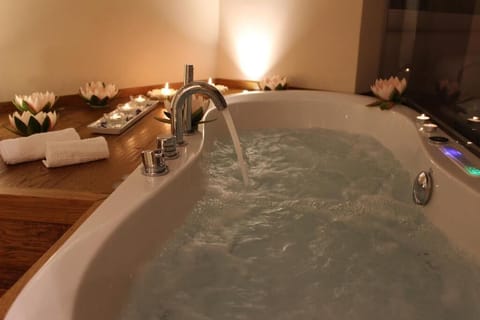 Grand Suite, City View | Bathroom | Slippers