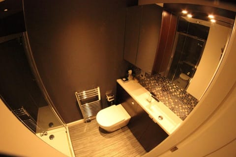 Shower, free toiletries, towels