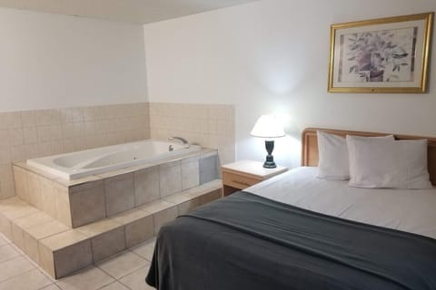 Standard Room, 1 Queen Bed, Jetted Tub | Desk, blackout drapes, free WiFi, bed sheets