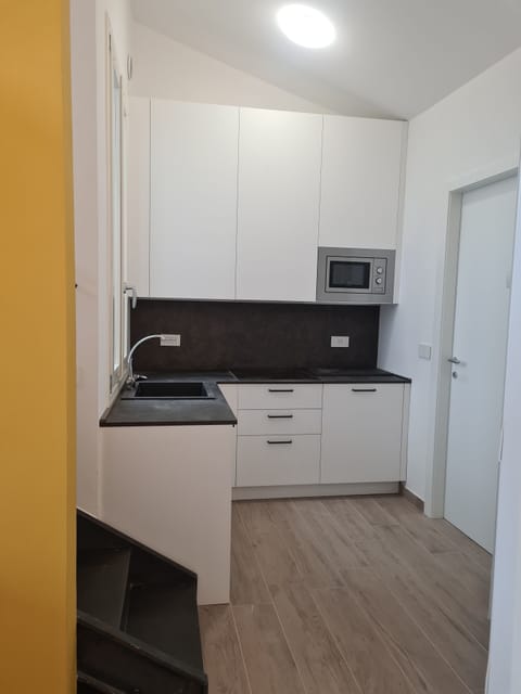 Panoramic Condo, 1 Double Bed, Terrace, Lake View (Mirto) | Private kitchen