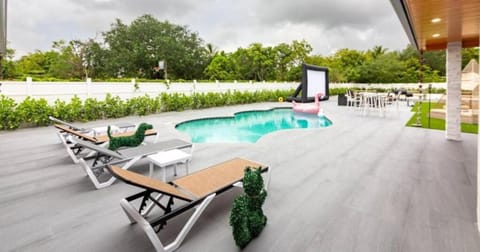 Comfort Room | Pool | Outdoor pool