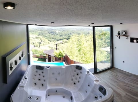 House (Four bedroom Villa with Hot Tub) | Indoor spa tub