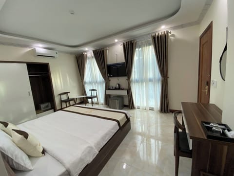 Standard Double Room, Mountain View | In-room safe, desk, laptop workspace, blackout drapes
