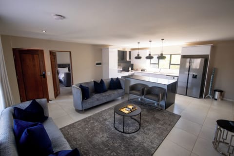 Deluxe Room | Living area