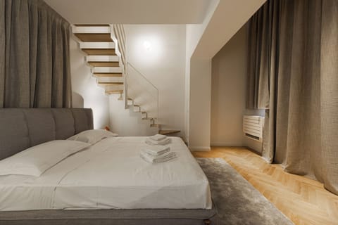 Deluxe Apartment | Iron/ironing board, free WiFi