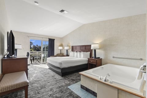 1 King Soaking Tub with Balcony Estuary View | Hypo-allergenic bedding, desk, laptop workspace, blackout drapes