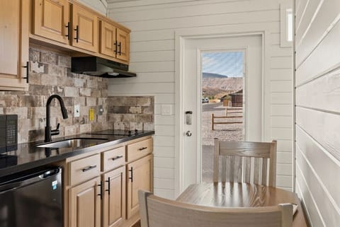 Luxury Cabin, 1 King Bed, Pets Not Allowed, Mountain View | Private kitchen