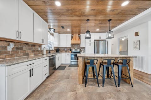 House, Multiple Beds, Patio (LAKE Paradise Point) | Private kitchen