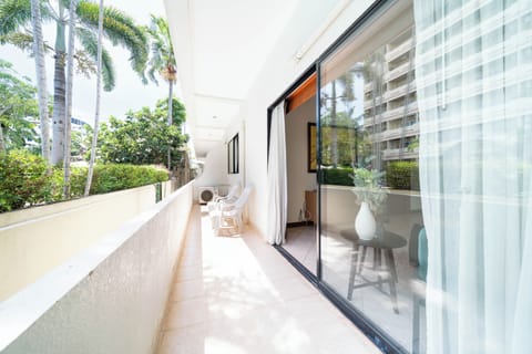 Deluxe Suite, 1 Bedroom, Non Smoking, Balcony | Laptop workspace, individually decorated, bed sheets