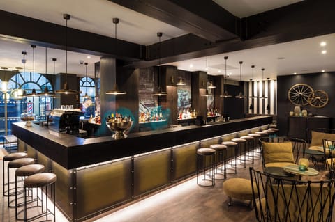 Lobby lounge
