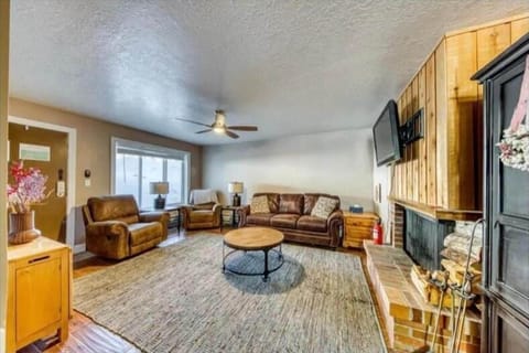 Classic Condo | Living area | Flat-screen TV