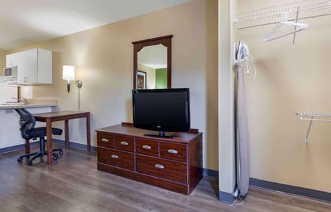 Studio, 1 King Bed, Non Smoking | Desk, iron/ironing board, free WiFi, bed sheets