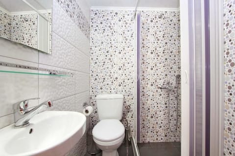 Shower, eco-friendly toiletries, hair dryer, towels