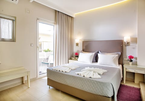 Double or Twin Room | Pillowtop beds, minibar, in-room safe, laptop workspace