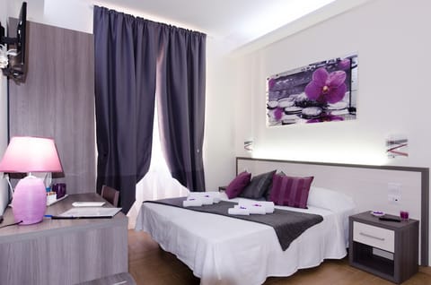 Hypo-allergenic bedding, minibar, in-room safe, desk
