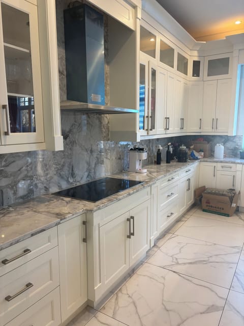 Full-size fridge, microwave, oven, stovetop
