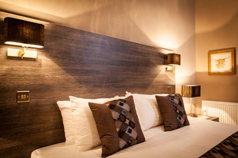 Executive Suite | In-room safe, desk, iron/ironing board, WiFi