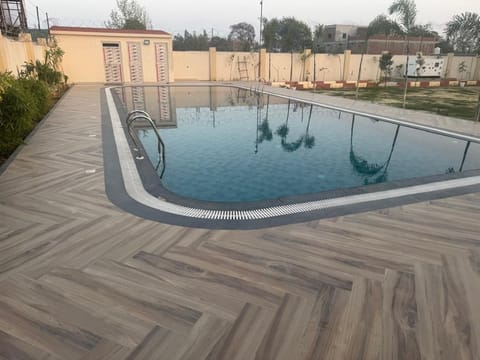 15 outdoor pools