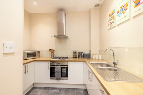 Apartment | Private kitchen | Full-size fridge, oven, stovetop, electric kettle