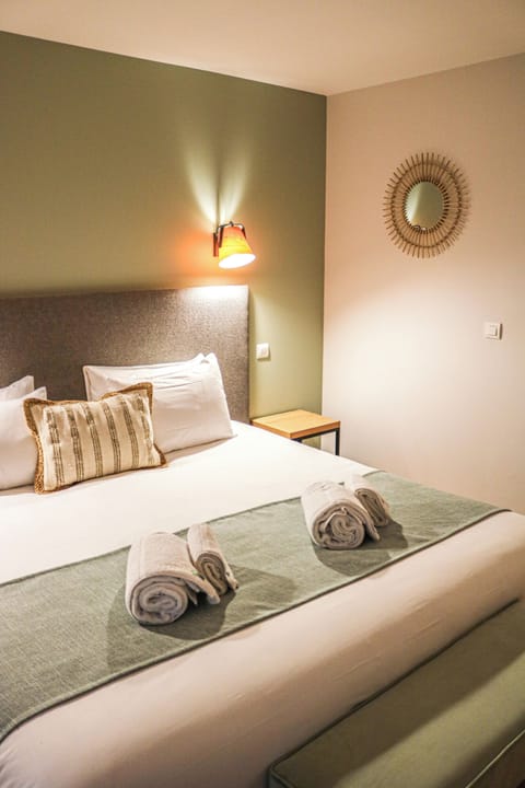Premium Double Room | In-room safe, desk, soundproofing, iron/ironing board