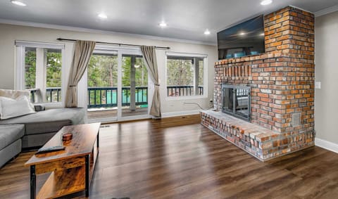 House, Multiple Beds, Patio, Garden View (Donner Lake Delight) | Living area