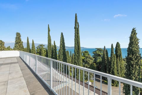 Standard Studio, Lake View (Luxury Apt 402 with Pool & Lake View) | Property grounds