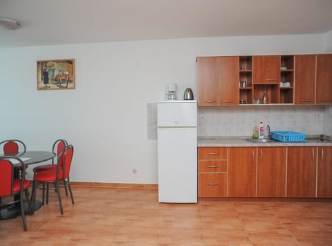 Apartment (Comfort Two Bedroom Apartment with Se) | Private kitchen